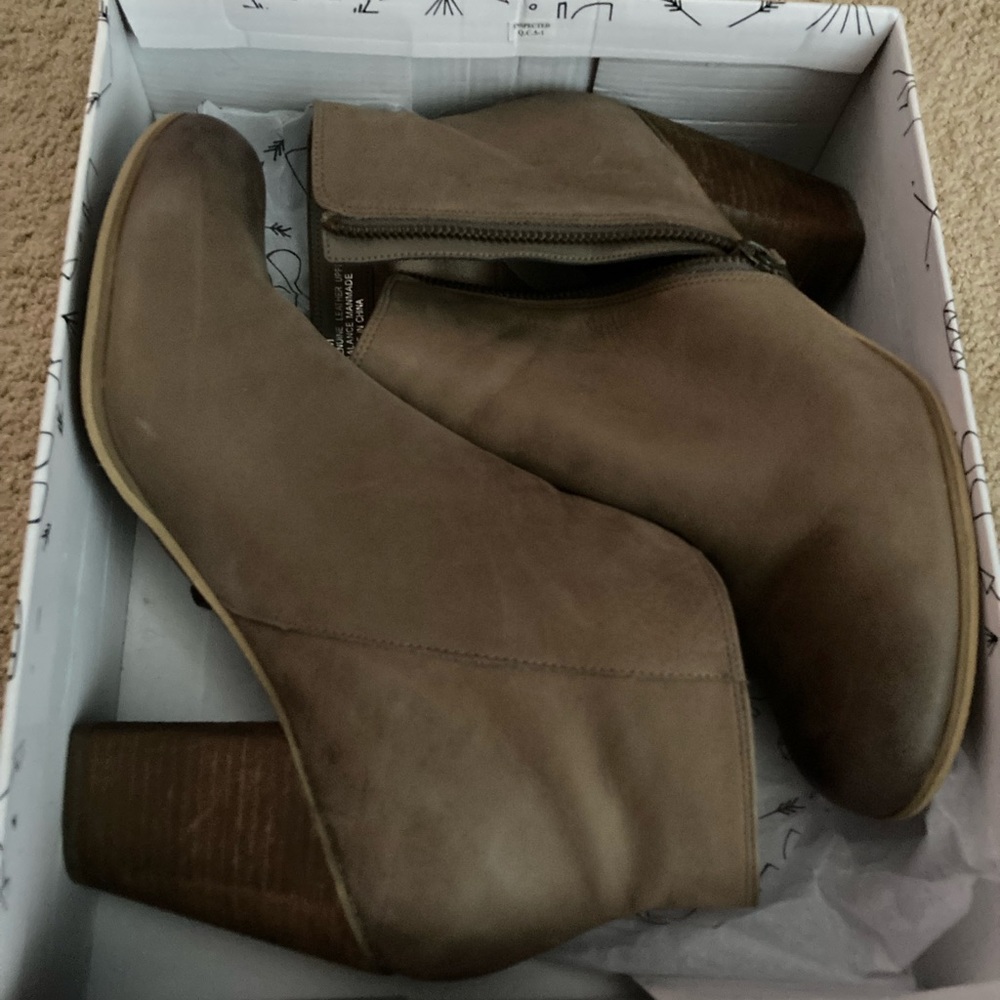 Women’s size 11 grey leather BP block heel bootie with a 3 1/2 inch heel